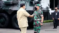 Menteri Pertahanan Prabowo Subianto menerima kunjungan Kepala Staf Angkatan Darat (Kasad) Jenderal TNI Dudung Abdurachman di Kementerian Pertahanan, Jakarta, Kamis (30/12/2021).