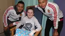 Pesepak bola Manchester United, Memphis Depay dan Jesse Lingard foto bersama seorang anak yang sedang dirawat di Rumah Sakit Royal Manchester Children. (www.manutd.com)