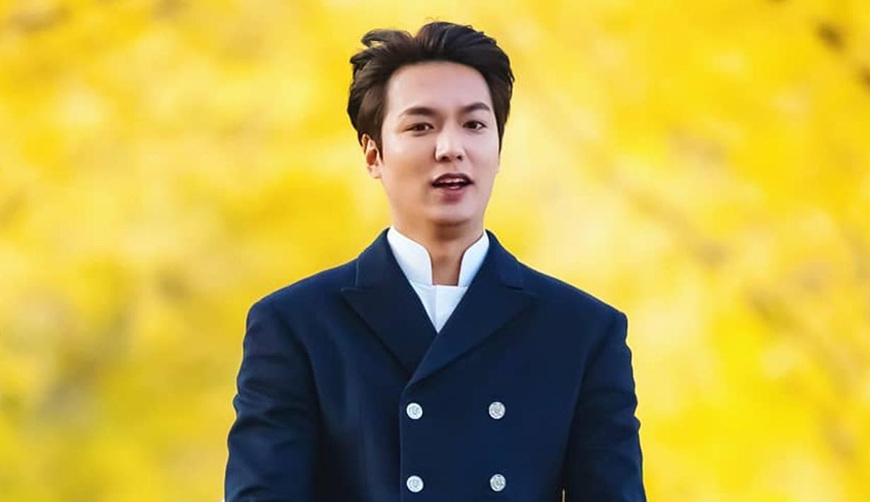 Para netizen pun langsung menyerbu dan meninggalkan berbagai komenter setelah fotonya diunggah pada media sosial. Pria yang lahir pada 22 Juni 1987 ini terlihat mengenakan pakaian yang cukup formal saat diatas kuda. (Liputan6.com/IG/@anstagram_._)