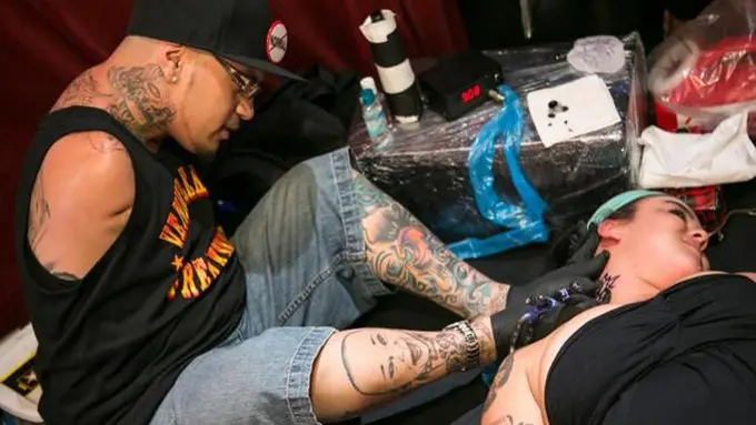 Keren, Tak Punya Tangan 'Tattoo Artist' Ini Berkarya dengan Kaki