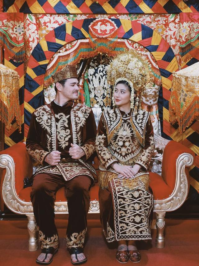 Potret Awkarin dan Abyakta Pakai Baju Adat Minangkabau. (instagram/narinkovilda/abyakta.ernoult)