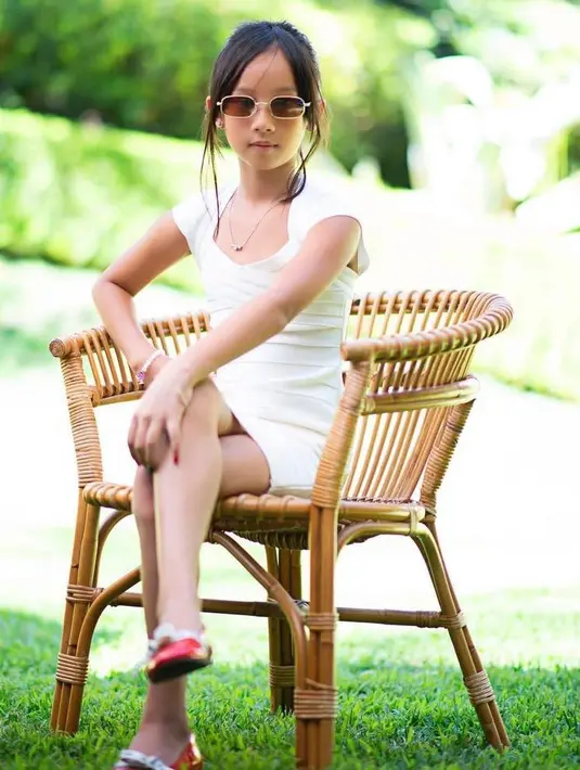 Namun, Kierra mengenakan dress putih yang dilengkapi aksesori berupa kacamata cokelat, gelang, serta kalung.  (Instagram/adindabakrie).