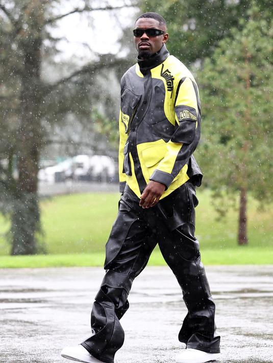 Penyerang timnas Prancis, Marcus Thuram, tiba untuk mengambil bagian dalam persiapan tim untuk pertandingan kualifikasi UEFA Nations League mendatang di Clairefontaine-en-Yvelines pada 7 Oktober 2024. (FRANCK FIFE/AFP)