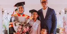 Komedian yang juga pemeran Soleh Solihun membagikan kabar bahagia. Melalui akun instagramnya, Soleh membagikan momen mendampingi sang istri wisuda S2. Momen Soleh bersama dua anaknya saat mendampingi Tetta Riyani Valentina. [Instagram/solehsolihun]