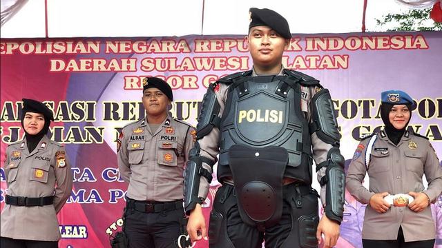 Personil Polres Gowa Sosialisasikan Pendaftaran Polri (Liputan6.com/ Eka Hakim)