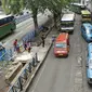 Sejumlah angkutan umum saat menunggu penumpang di Kampung Rambutan Jakarta, Kamis (5/11/2015). DKI Jakarta akan segera melakukan renovasi tiga terminal bus dengan perkiraan anggaran renovasi Rp600 juta per terminal. (Liputan6.com/Yoppy Renato)