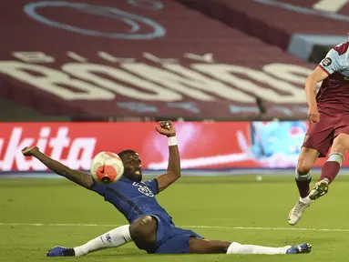 Pemain West Ham United Andriy Yarmolenko (kanan) mencetak gol ke gawang Chelsea pada pertandingan Premier League di London Stadium, London, Inggris, Rabu (1/7/2020). West Ham United mengalahkan Chelsea 3-2. (Michael Regan/Pool via AP)