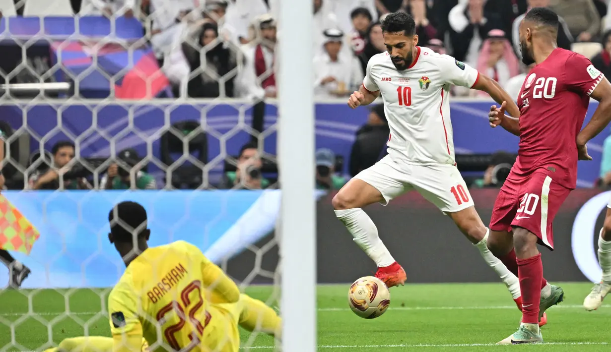 Laga kedua timnas tersebut berlangsung ketat. (HECTOR RETAMAL AFP)