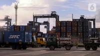 Suasana aktivitas bongkar muat peti kemas di Pelabuhan Tanjung Priok, Jakarta Utara, Rabu (16/6/2021). Badan Pusat Statistik (BPS) mencatat neraca perdagangan Indonesia pada bulan Mei 2021 kembali surplus sebesar USD 2,36 miliar dan menjadi tertinggi sepanjang tahun 2021. (Liputan6.com/Johan Tallo)