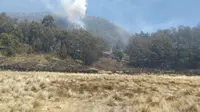 Asap mengepul akibat hutan di kawasan Gunung Buthak dan Gunung Panderman Kota Batu terbakar (BPBD Kota Batu)