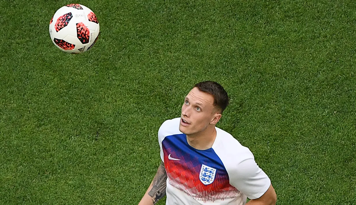 5. Phil Jones - Inggris. (AFP/Jewel Samad)