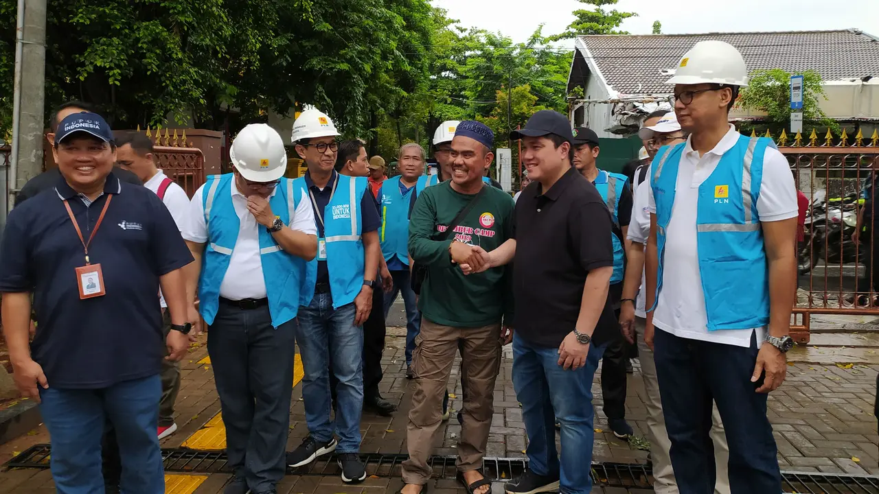 Menteri Badan Usaha Milik Negara (BUMN), Erick Thohir meninjau lokasi Posko Banjir BUMN yang terletak di Kecamatan Cengkareng, Jakarta Barat.