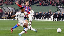 Manchester United memiliki peluang pertamanya di menit ke-10 saat umpan terobosan Fred gagal diselesaikan dengan sempurna Anthony Martial yang tendangannya masih mampu diamankan kiper Crystal Palace, Jack Butland. (AFP/William West)