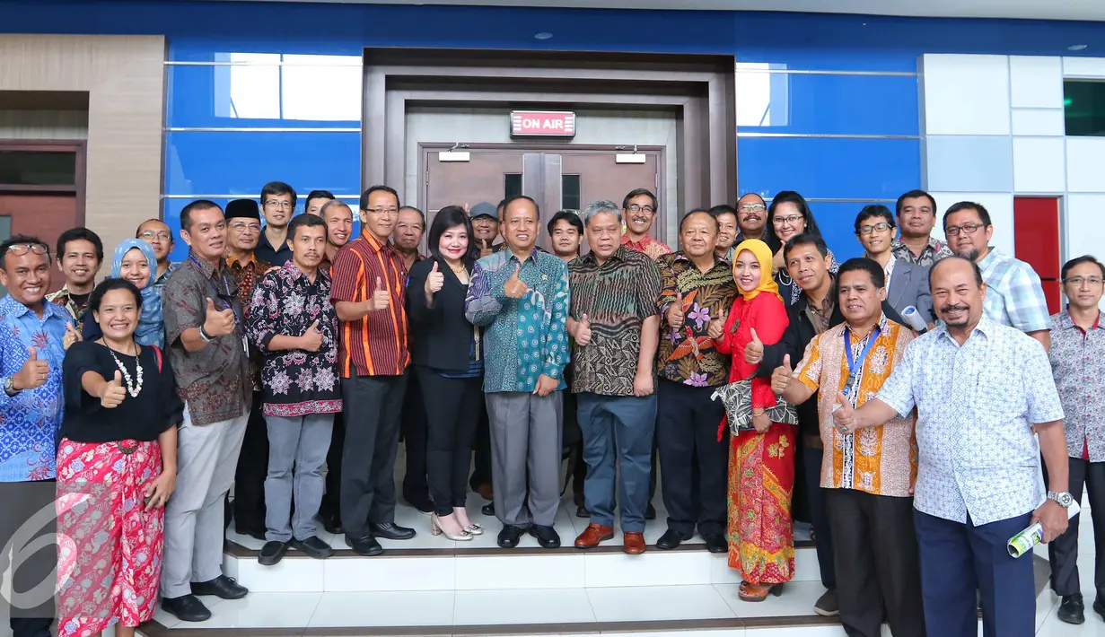 Menristek-Dikti Muhammad Nasir berfoto bersama dengan para pengajar ATVI usai kuliah perdana di studio Indosiar, Jakarta, (31/8). ATVI tersebut mempunyai tujuan mencetak lulusan terbaik dalam bidang pertelevisian nasional. (Liputan6.com/Angga Yuniar)