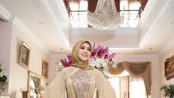 Syahrini tampil elegan dengan senyum merekah mengenakan gamis merayakan Hari Raya Idul Adha Tahun 2017. (Liputan6.com/Instagram/@princessyahrini)