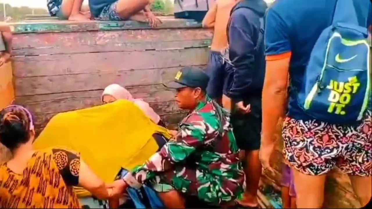 Aksi Heroik Prajurit TNI Bantu Korban Banjir Melahirkan di Atas Truk