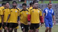 Pemain Arema FC bersiap menghadapi Semen Padang. (Bola.com/Iwan Setiawan)