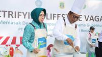 Gubernur dan Ketua PKK Banten, Masak Menggunakan Kompor Induksi. (Senin, 21/07/2025). (Pemprov Banten).