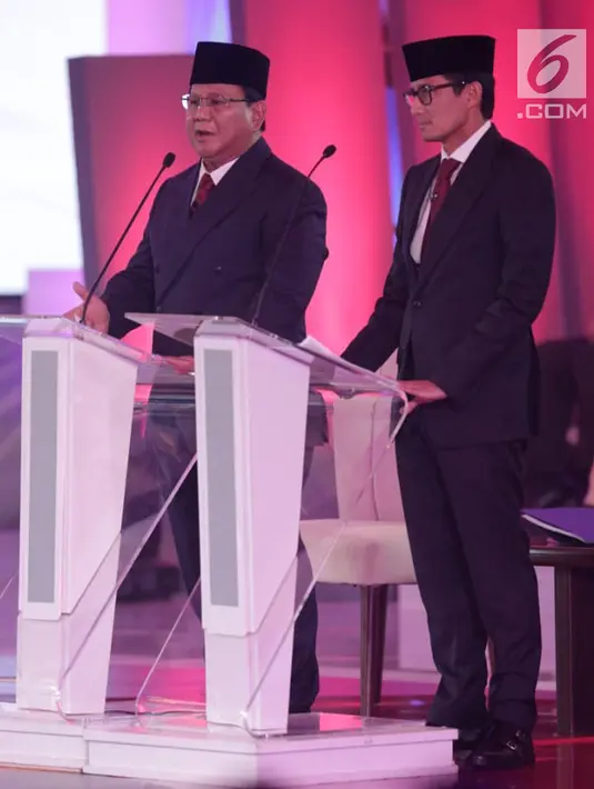 Capres-cawapres nomor urut 02 Prabowo Subianto (kiri) dan Sandiaga Uno saat memaparkan visi misi dalam debat Pilpres 2019, Jakarta, Kamis (17/1). (Liputan6.com/Faizal Fanani)