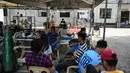 Di tenda-tenda darurat, ditemani keluarga, pasien mendapat perawatan lanjutan. (Jam STA ROSA/AFP)
