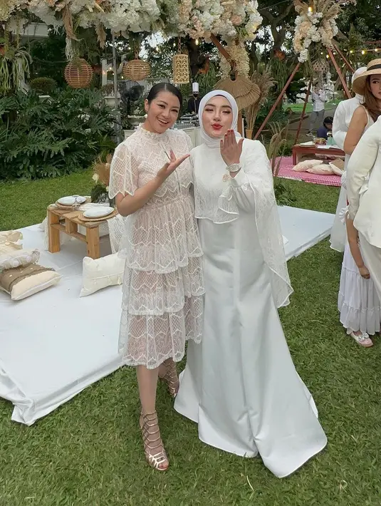 Fitri Carlina yang juga penyanyi dagdut tampak ikut memeriahkan ulang tahun crazy rich Aceh. [Instagram/shellasaukiaofficial]