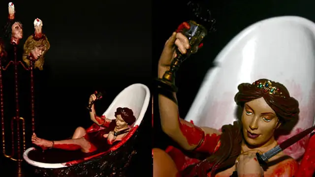 Replika Boneka Elizabeth Bathory (c) McFarlane's Monsters