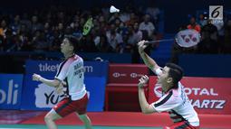 Ganda putra Indonesia, Kevin Sanjaya Sukomuljo/Marcus F Gideon mengembalikan kok ke Takuto Inoue/Yuki Kaneko (Jepang) di Final Indonesia Open 2018, Istora GBK, Jakarta, Minggu (8/7). Kevin/Marcus unggul 21-13, 21-16. (Liputan6.com/Helmi Fithriansyah)