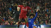 Aksi Sadio Mane usai dijegal Hamza Choudhury pada laga lanjutan Premier League yang berlangsung di stadion Anfield, Liverpool, Kamis (31/1). Liverpool imbang 1-1 kontra Leicester City. (AFP/Paul Ellis)