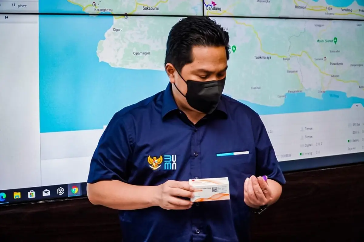 Menteri BUMN Erick Thohir didampingi Direktur Utama PT Bio Farma (Persero) Honesti Basyir melakukan peninjauan command center, fasilitas produksi serta penyimpanan vaksin Covid-19 di PT Bio Farma, Kamis (7/1/2021).