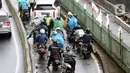 Petugas kepolisian lalu lintas merazia pengendara sepeda motor yang melintasi jalur bus Transjakarta di Jalan Sultan Agung, Manggarai, Jakarta, Kamis (6/2/2020). Meski melanggar, sebagian pengguna jalan secara sengaja masuk dan menggunakan jalur khusus bus tersebut. (Liputan6.com/Helmi Fithriansyah)