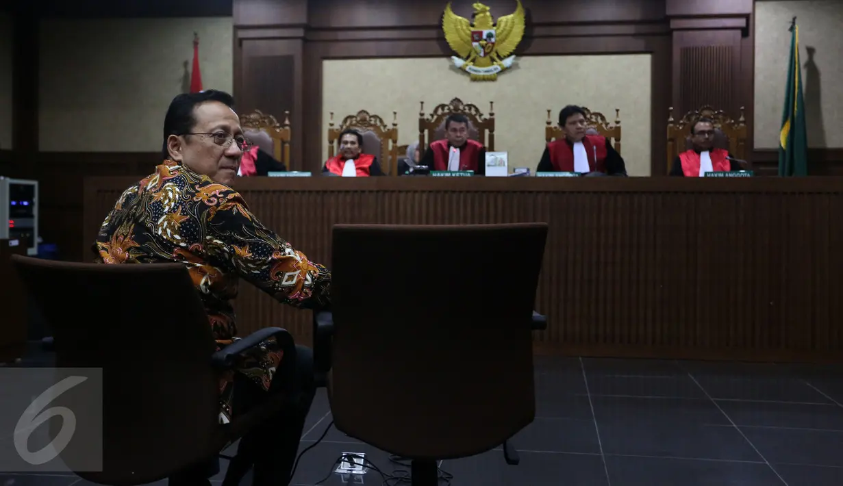 Mantan Ketua DPD Irman Gusman menjalani sidang perdana di Pengadilan Tipikor Jakarta, Selasa (8/11). Irman Gusman menghadapi dakwaan jaksa dalam kasus dugaan suap kuota gula impor di wilayah Sumatera Barat. (Liputan6.com/Johan Tallo)