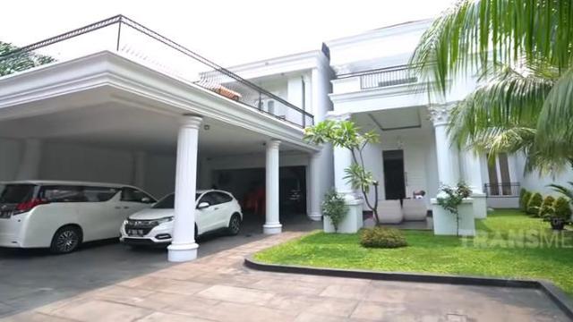 Koleksi mobil Iis Dahlia dan Suami