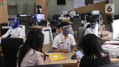 Pemohon melakukan pengajuan administrasi di mal pelayanan publik, Jakarta,Rabu (17/6/2020). Mal Pelayanan Publik (MPP) Provinsi DKI Jakarta kembali melayani masyarakat dengan tatap muka dengan tetap mengikuti protokol kesehatan pencegahan Virus Corona.  (Liputan6.com/Angga Yuniar)