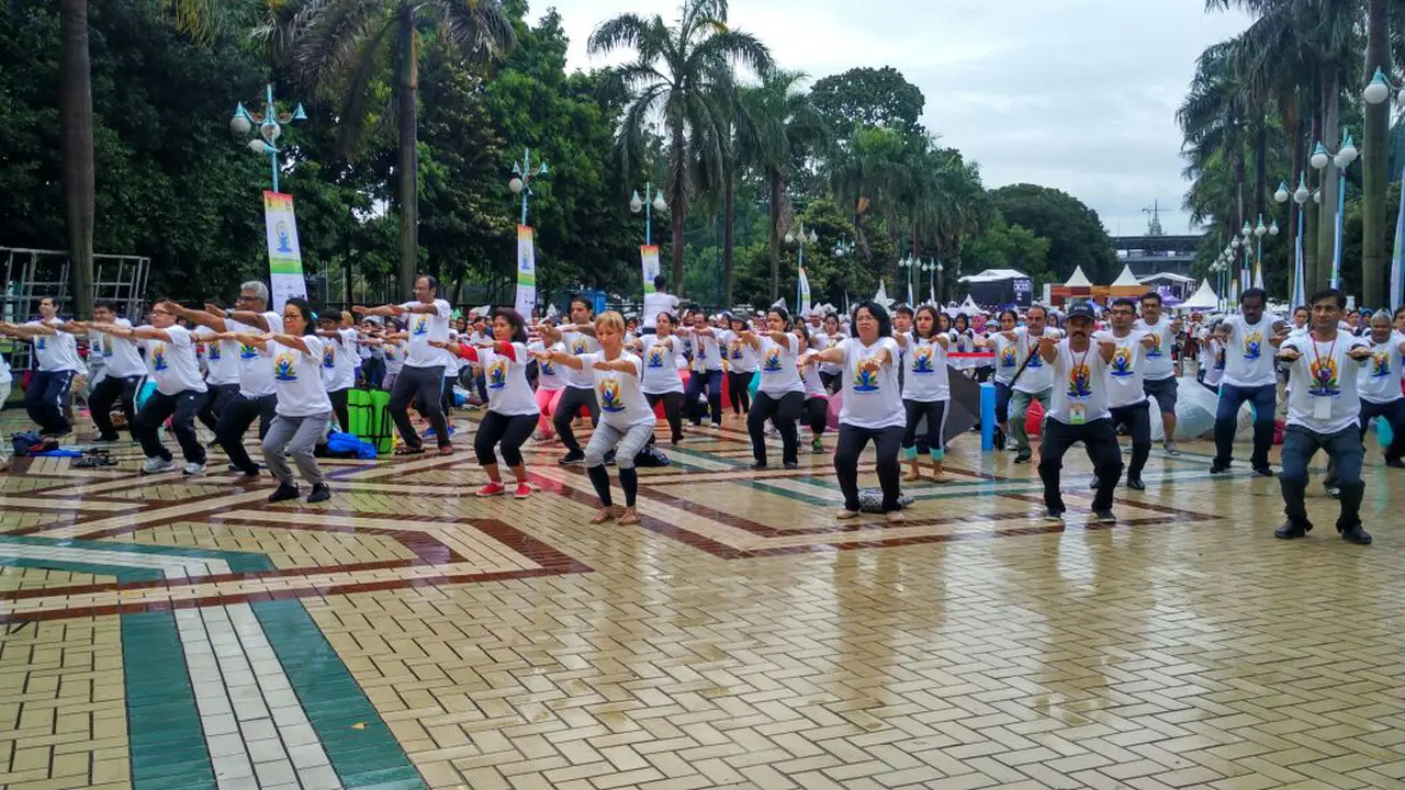 Perayaan Hari Yoga Internasional 2016 di Jakarta. 