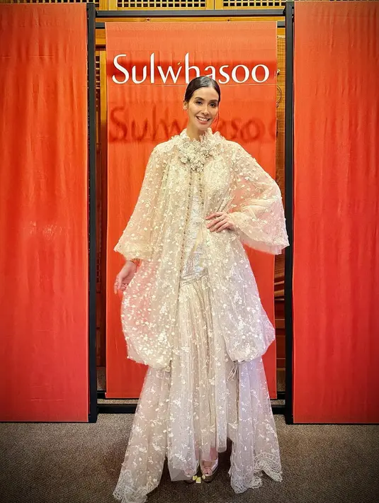 Kesan mature semakin kuat dengan tatanan rambut sleek updo yang effortless [@marshatimothy]