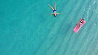 Gili Trawangan menawarkan air laut yang bersih dengan pemandangan bawah lautnya yang menawan.