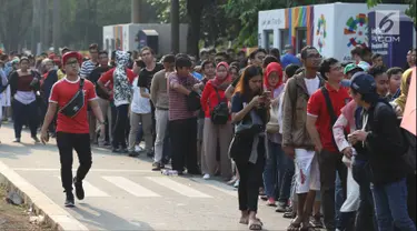 Antrean calon penonton untuk mendapatkan tiket final bulu tangkis beregu putra di sekitar tiket boks di kawasan GBK, Jakarta, Rabu (22/8). Laga final bulu tangkis beregu putra mempertemukan Indonesia melawan China. (Liputan6.com/Helmi Fithriansyah)