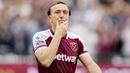 Air mata Mark Noble tak terbendung saat menjalani laga terakhir sekaligus perpisahan dengan West Ham United. Sang kapten itu memutuskan untuk gantung sepatu setelah 18 tahun membela The Hammers. (AP/Kirsty Wigglesworth)