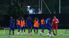 Para pemain Saint Kitts and Nevis saat menggelar sesi latihan perdana untuk FIFA Series 2026 di Lapangan A Stadion Utama Gelora Bung Karno (SUGBK), Jakarta, Selasa (24/3/2026). (Bola.com/M Iqbal Ichsan)