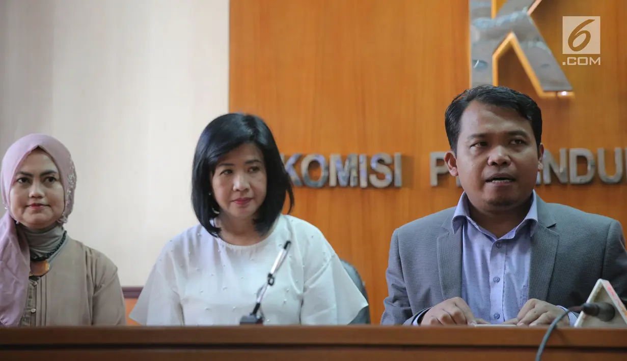 Ketua KPAI Susanto memberikan keterangan usai bertemu tim dari RS Mitra Kalideres di Gedung KPAI, Jakarta, Senin (18/9). KPAI sebelumnya telah melakukan pemanggilan kepada RS Mitra terkait kasus meninggalnya Debora. (Liputan6.com/Faizal Fanani)