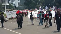 Karangan Bunga untuk Ahok Dirusak Saat Demo Buruh (Liputan6.com/Putu Merta)