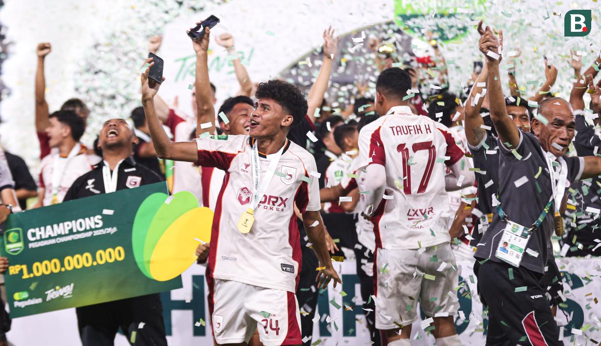 Pemain Garudayaksa meluapkan kegembiraan usai meraih juara Pegadaian Championship setelah mengalahkan PSS Sleman 4-3 lewat adu penalti dalam babak final di Stadion Maguwoharjo, Sleman, pada Sabtu (9/5/2026) malam WIB.