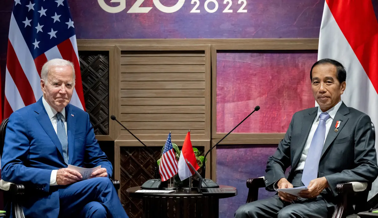 <p>Presiden Joko Widodo dan Presiden Amerika Serikat (AS) Joe Biden saat melakukan pertemuan bilateral di Nusa Dua, Bali (14/11/2022). Jokowi mengucapkan selamat datang kepada Biden. Jokowi mengapresiasi kedatangan Biden di KTT G20. (AFP/Saul Loeb)</p>