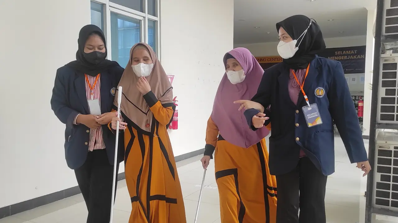 Wanda Nur Nabilah dan Windi Nur Fadilah mengikuti Ujian Tulis Berbasis Komputer (UTBK) di Universitas Negeri Surabaya. (Istimewa)