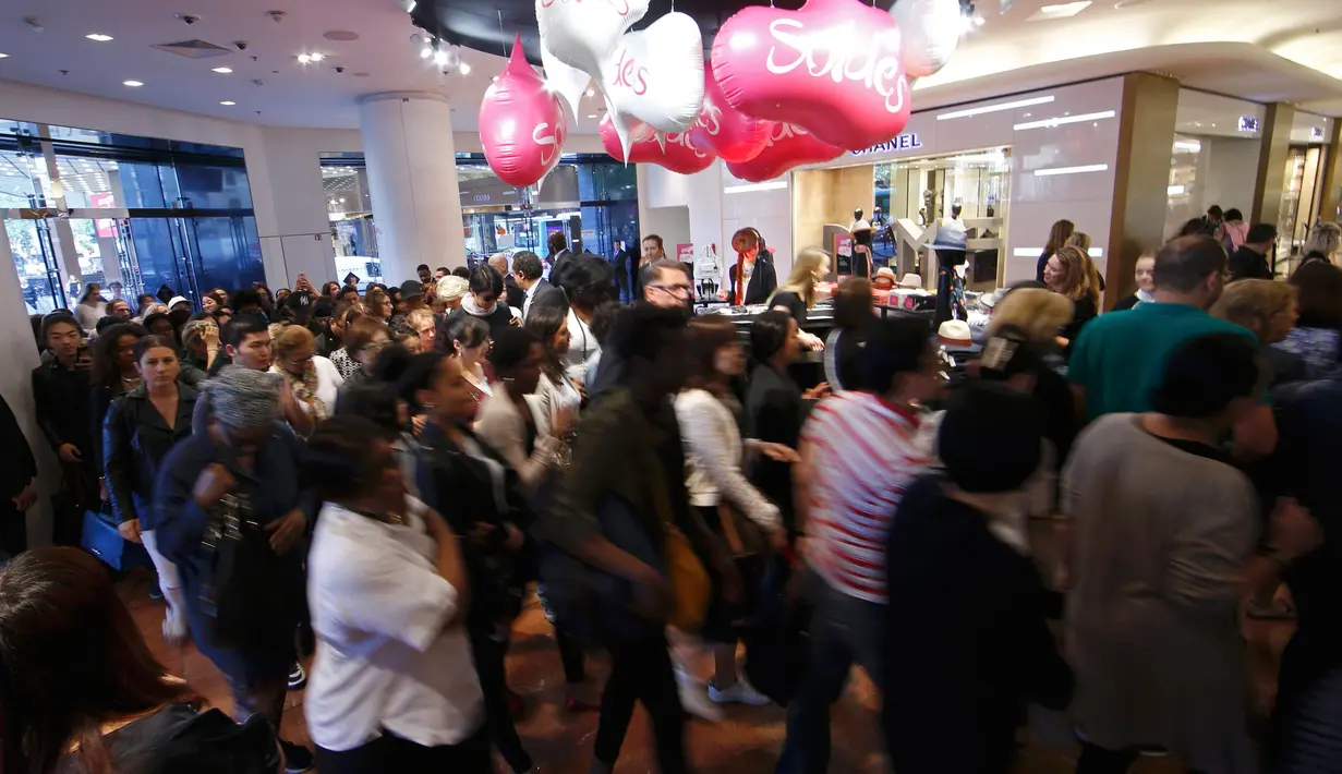 Sejumlah pembeli bergegas ketika pintu department store Galeries Lafayette terbuka di Paris, Rabu (22/6). Warga Prancis memanfaatkan diskon besar-besar awal penjualan musim panas yang diberikan Galeries Lafayette untuk berbelanja (REUTERS/Jacky Naegelen)