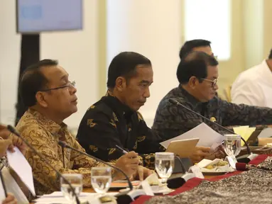 Presiden Joko Widodo saat memimpin rapat terbatas di Istana Bogor, Senin (22/10).Ratas tersebut membahas persiapan OOC (Our Ocean Conference 2018) yang akan di selenggarakan di Bali. (Liputan6.com/Angga Yuniar)