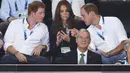 Pangeran Harry, Kate Middleton dan Pangeran William ketika menyaksikan pertandingan renang, di Tollcross International Swimming Centre, Skotlandia, Senin (28/7/14). (REUTERS/Phil Noble) 
