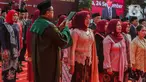 Anggota KPU Provinsi dan kabupaten/kota mengucapkan sumpah saat pelantikan di halaman Kantor KPU, Jakarta, Minggu (24/3/2023). (Liputan6.com/Faizal Fanani)