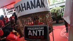 Seorang pemuda dikurung sebagai ilustrasi bentuk perlawanan terhadap korupsi saat deklarasi 'Berjamaah Lawan Korupsi' di Gedung Pusat Dakwah PP Muhammadiyah, Menteng, Jakarta, Minggu (8/2/2015). (Liputan6.com/Faizal Fanani)
