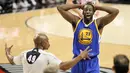 Pemain Warriors, Draymond Green (23) memprotes keputusan wasit, Tom Washington (49) pada laga NBA Playoffs melawan Portland Trail Blazers di Moda Center, Rose Quarter, Portland, (10/5/2016) WIB. (Mandatory Credit: Jaime Valdez-USA TODAY Sports)